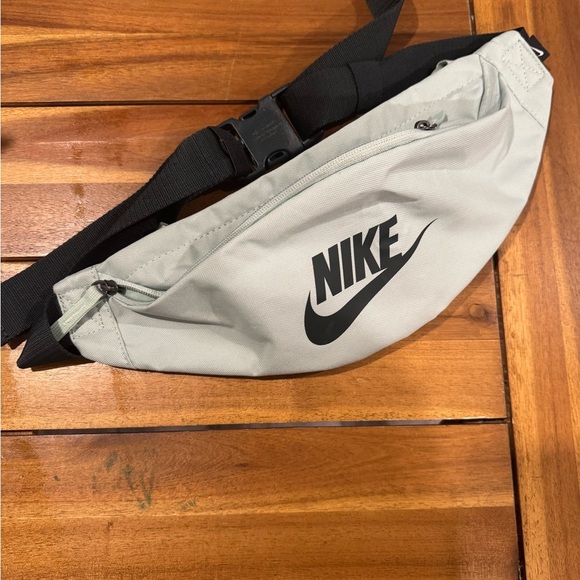 Nike Heritage Unisex Crossbody Belt Bag - Picture 3 of 6